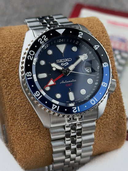 Seiko 5 GMT stainless steel Blue black watch