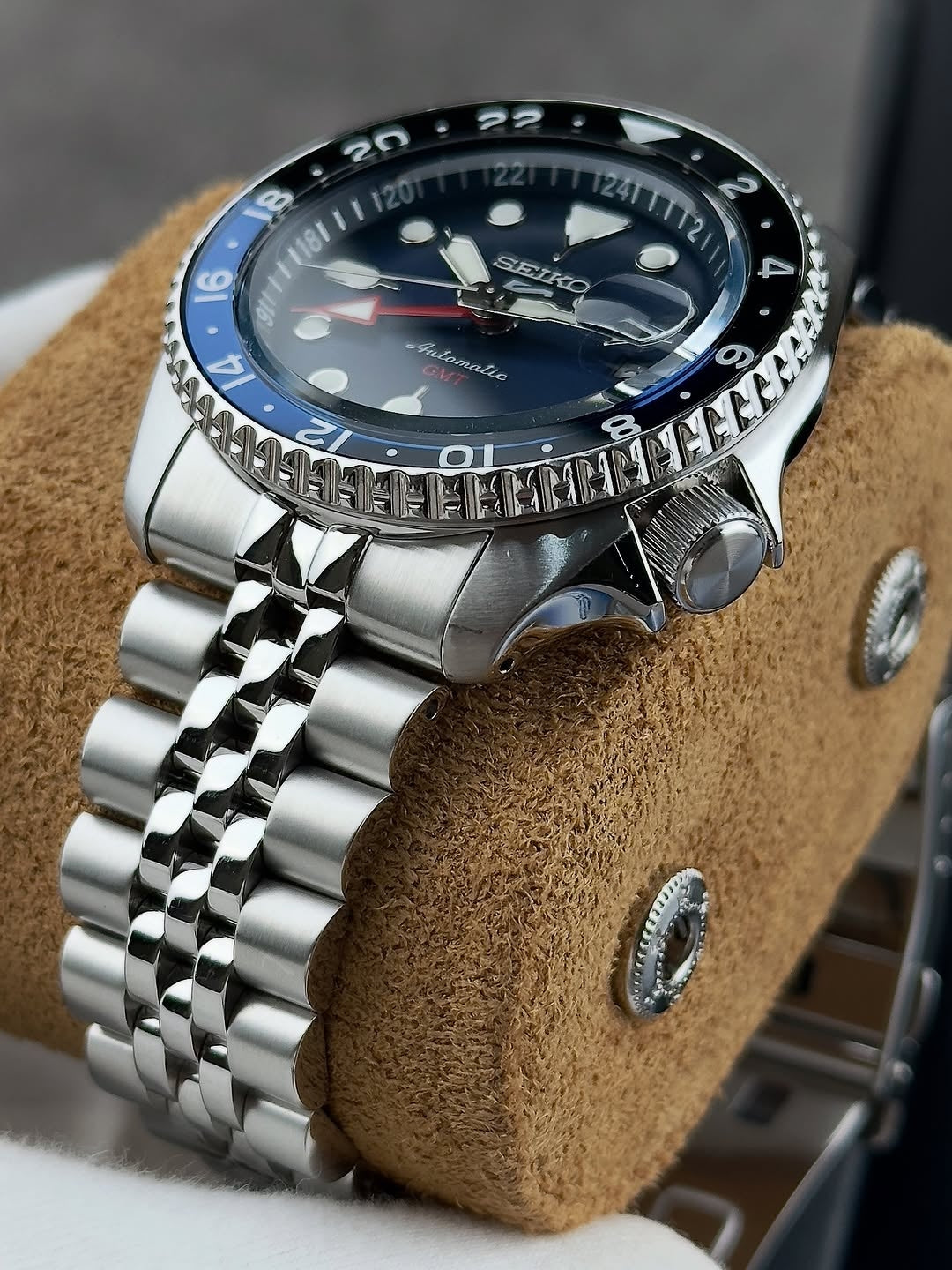 Seiko 5 GMT stainless steel Blue black watch