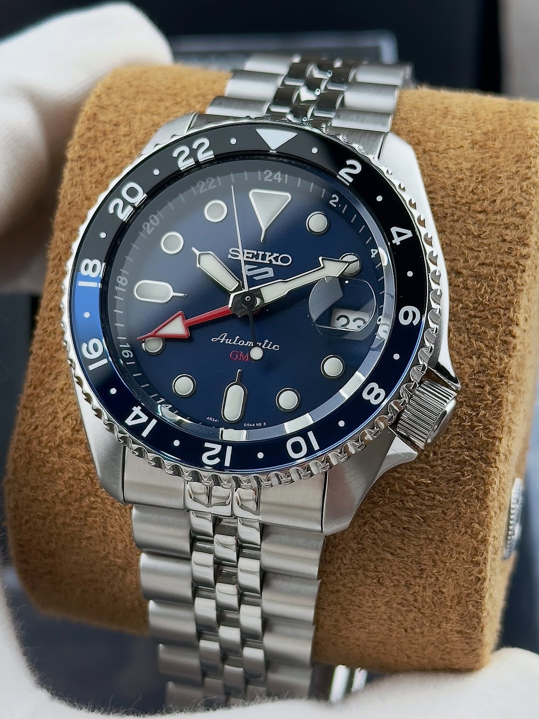 Seiko 5 GMT stainless steel Blue black watch